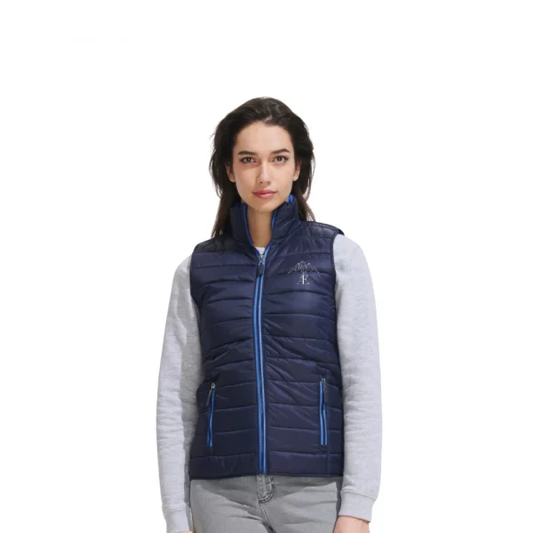 photo doudoune femme bleue avec logo Vaelya